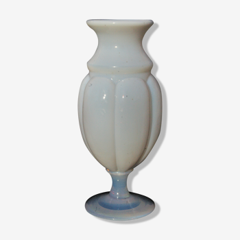 Vase balustre en opaline de Sèvres