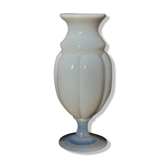 Vase balustre en opaline de Sèvres