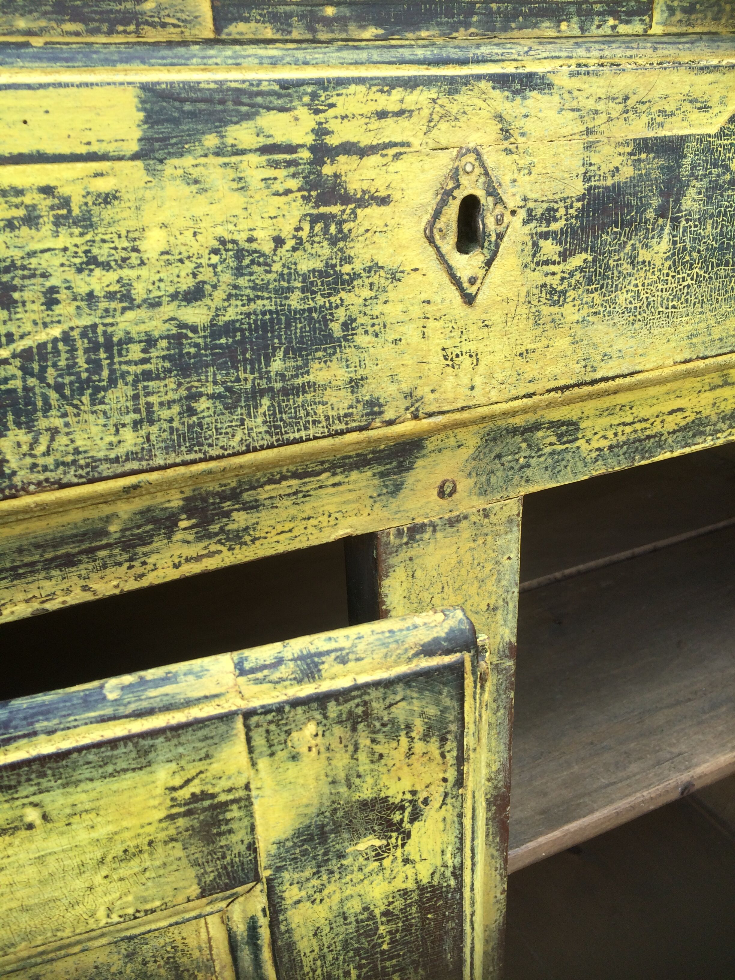 Buffet weathered yellow