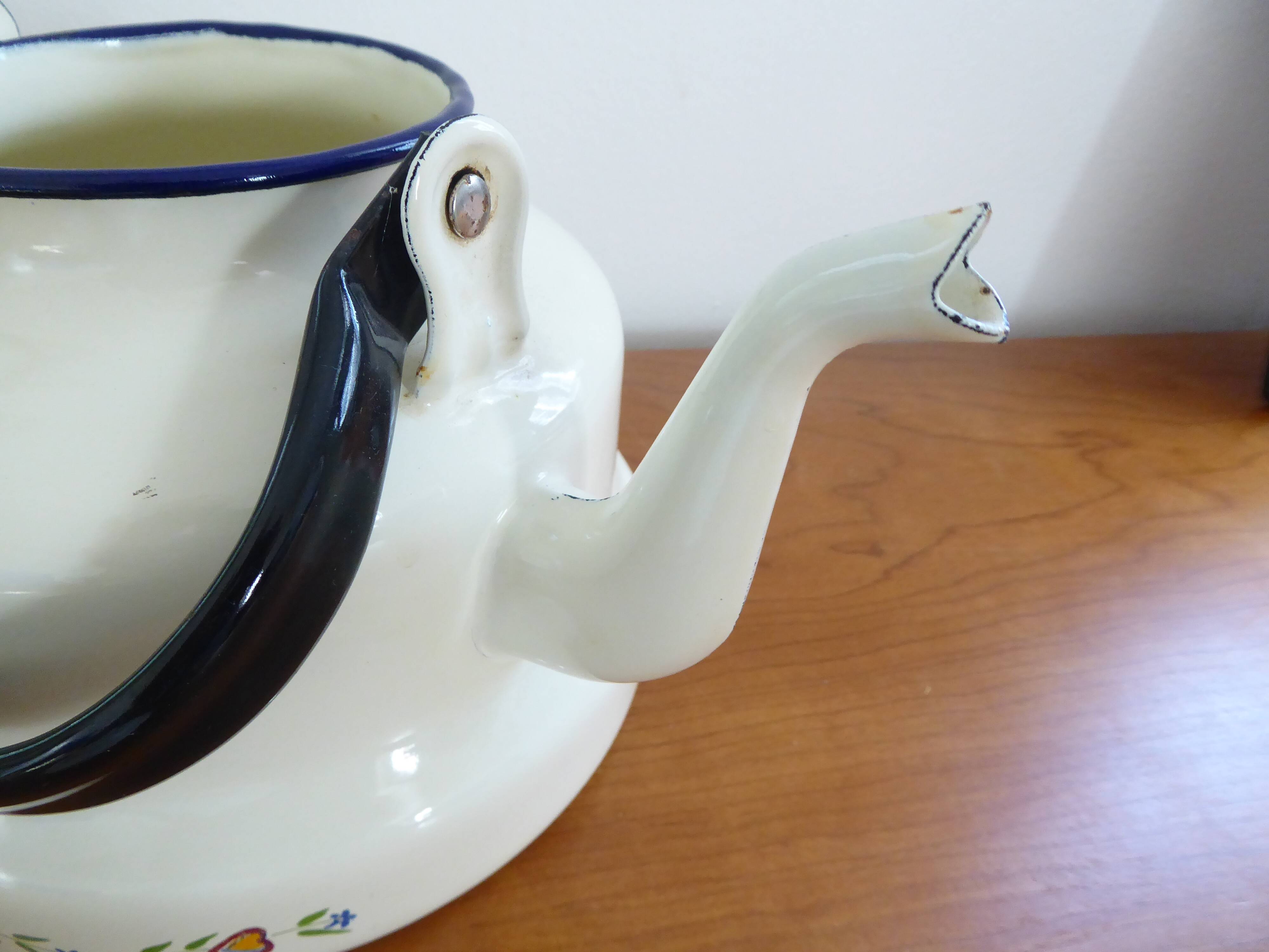 Enamelled sheet metal kettle