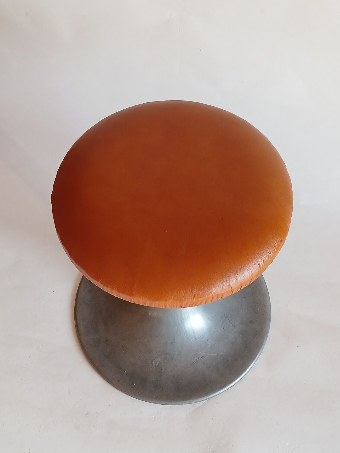 Tabouret pied tulipe à vis,  aluminium et cuir