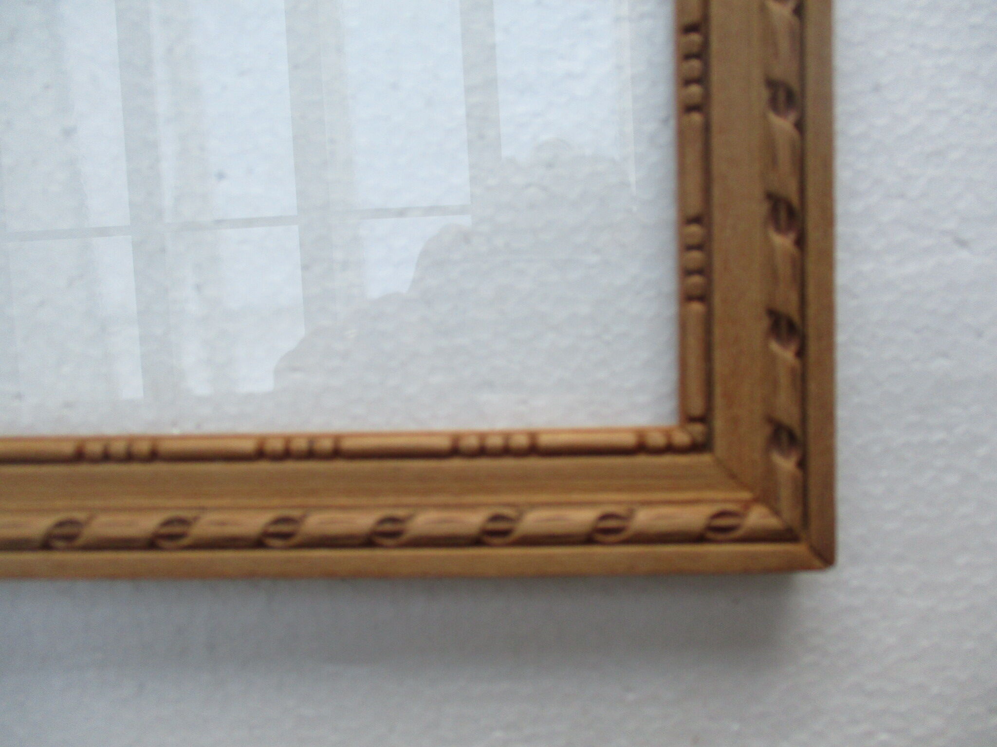 Cadre ancien bois clair, sculpté, vitré,pour sujet 204 x 234 mm