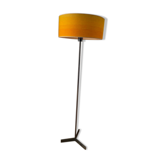 Tripod floor lamp