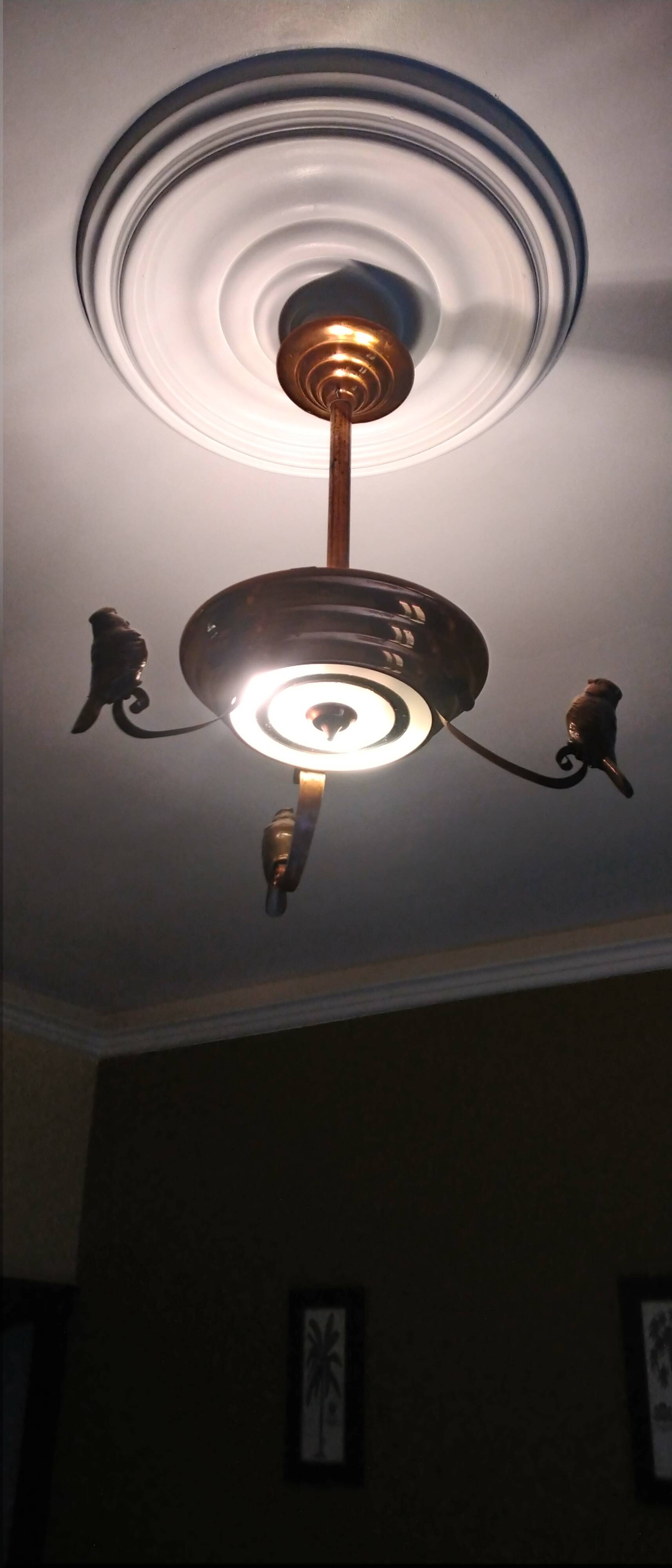 Petit lustre en cuivre "oiseaux" art déco.