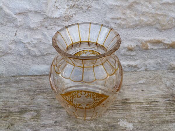 Vase ancien bicolore en cristal de Lorraine taillé