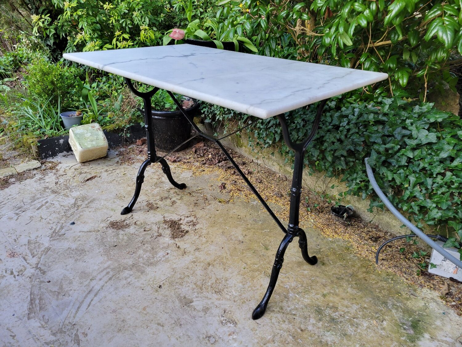 Bistro table in Carrara marble and cast iron circa 1900