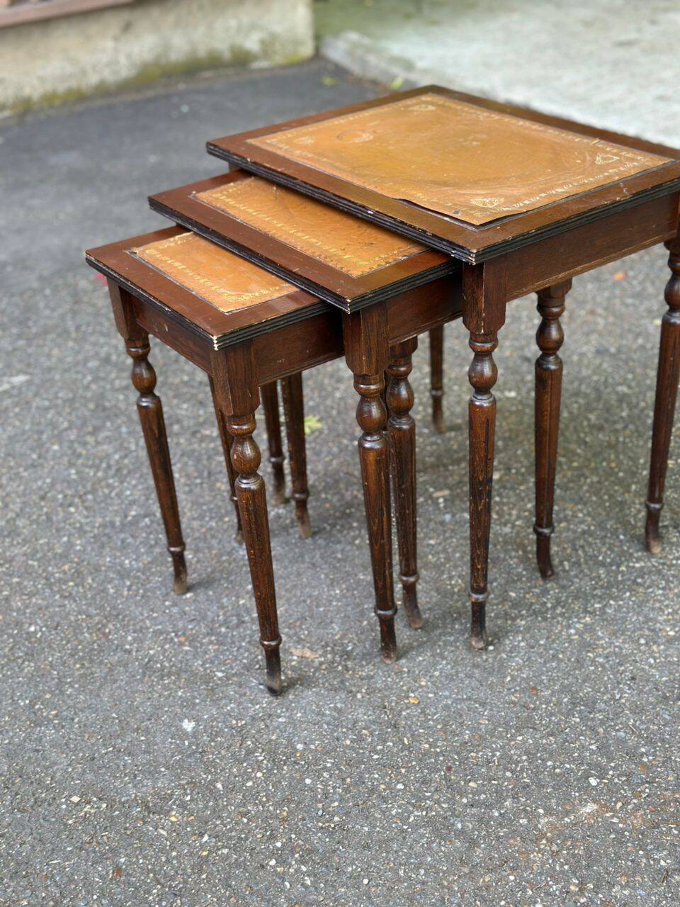 3 nesting tables in solid wood and tawny leather from the 1950s.