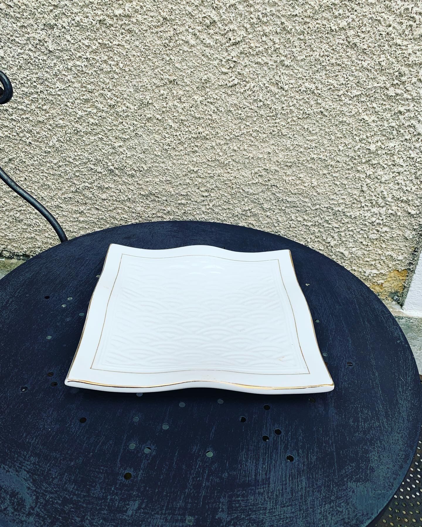 6 white glazed ceramic plates vague design and contemporary patterns