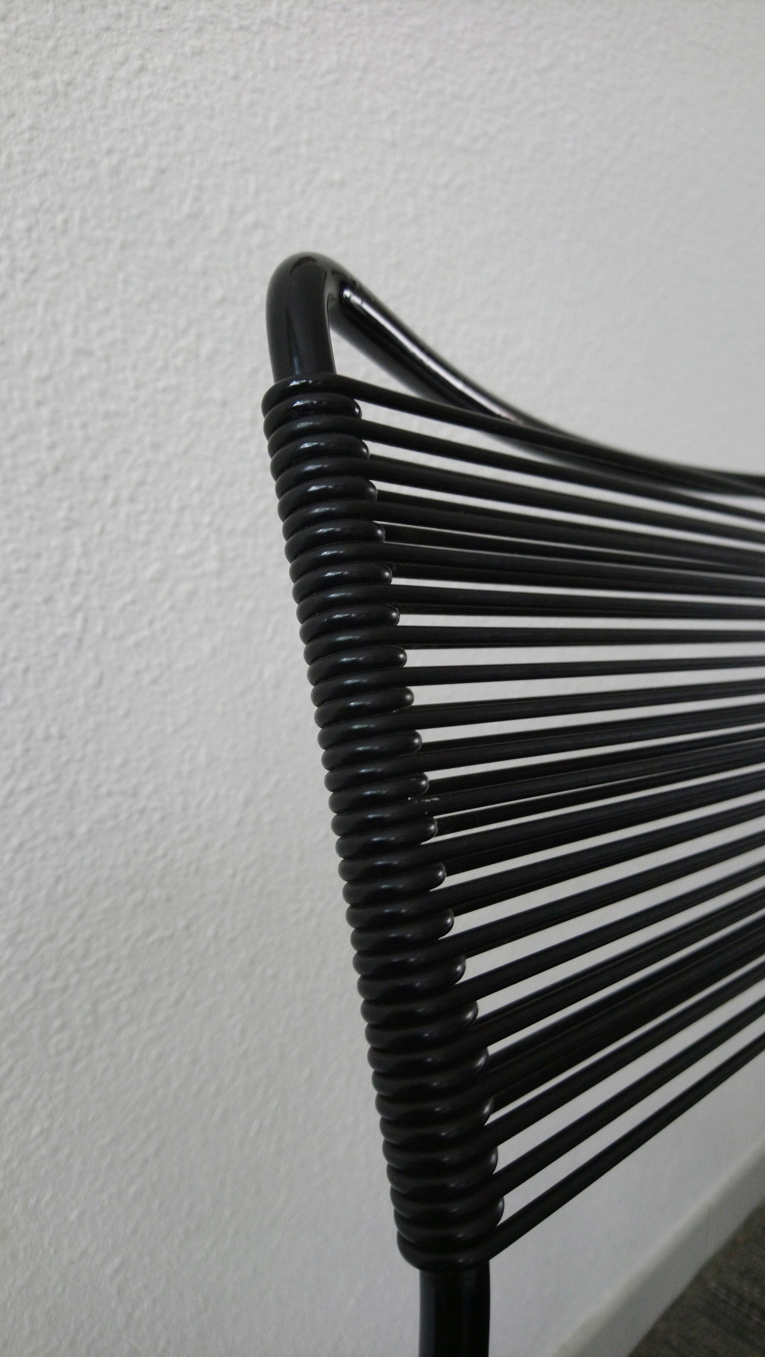 Paire de chaises spaghetti scoubidou noires années 70