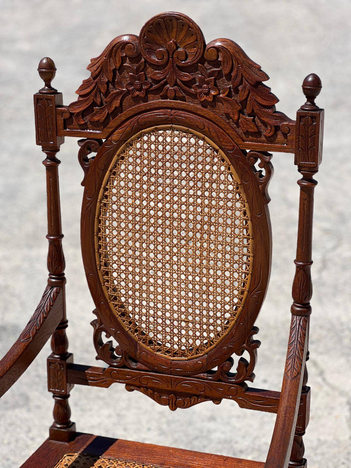 Set of 6 medallion armchairs in turned and carved wood from the late 19th century