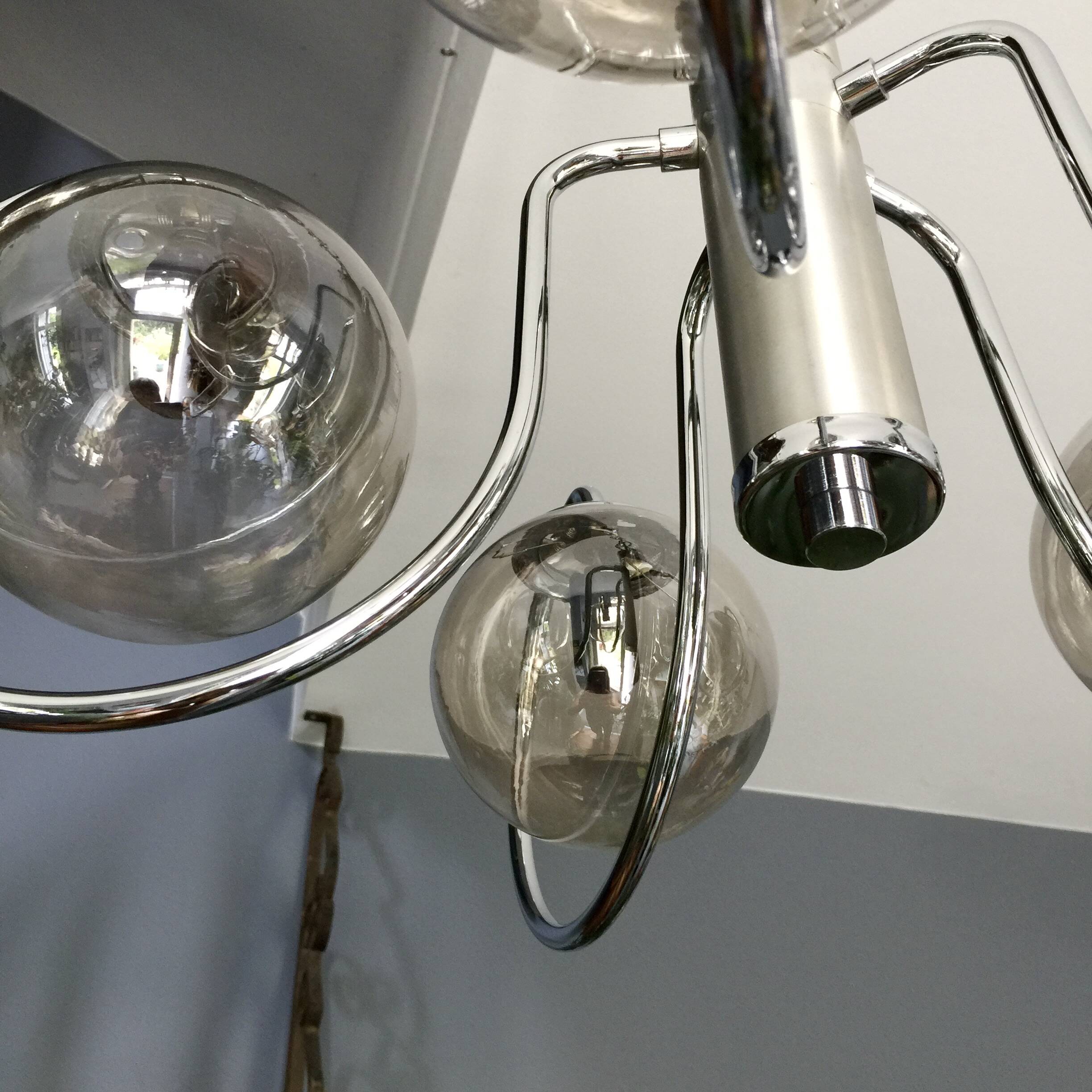 Lustre 5 boules chrome et verre fumé 1960