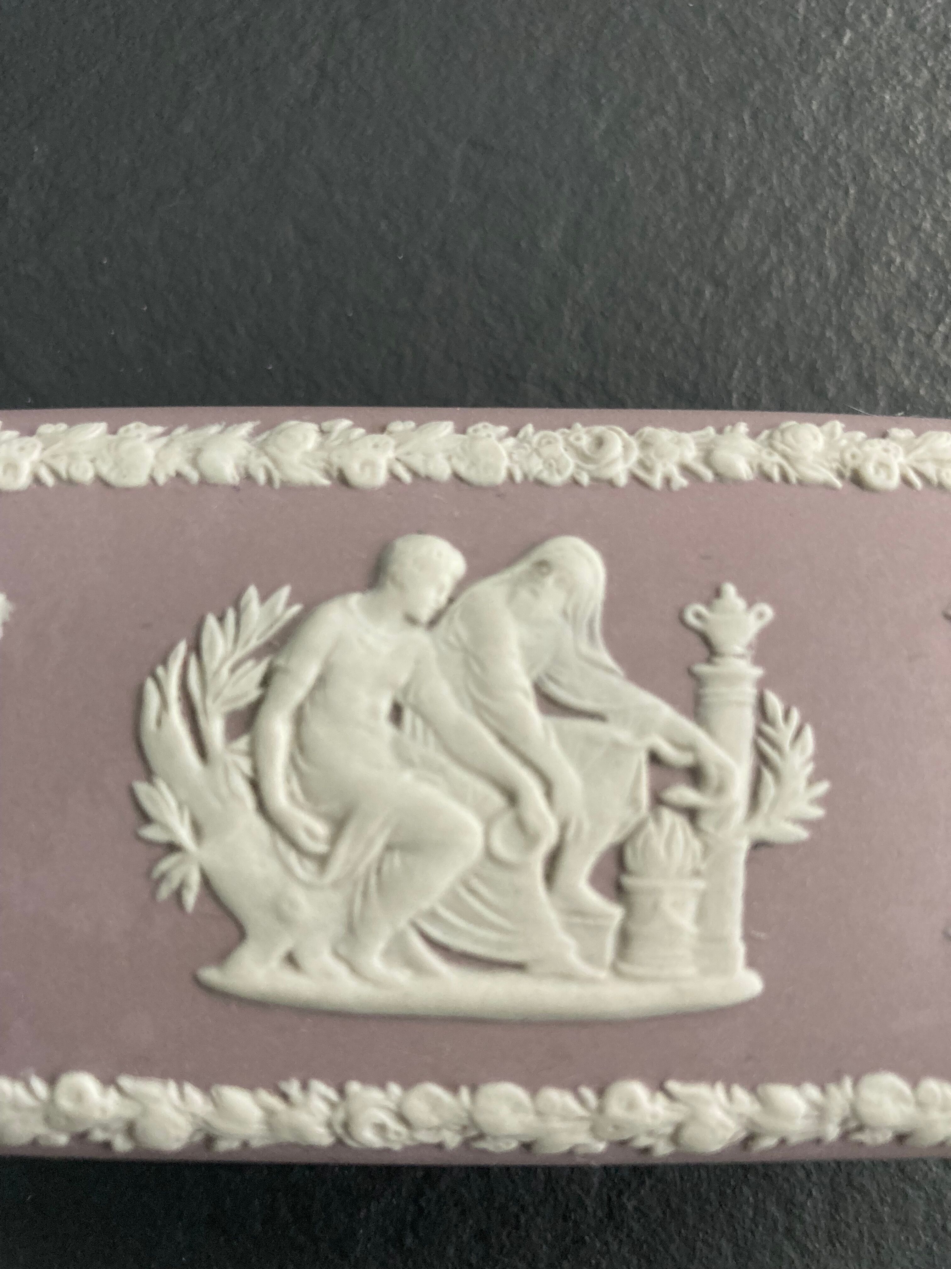 Pink "jasperwaer" biscuit box signed Wedgwood