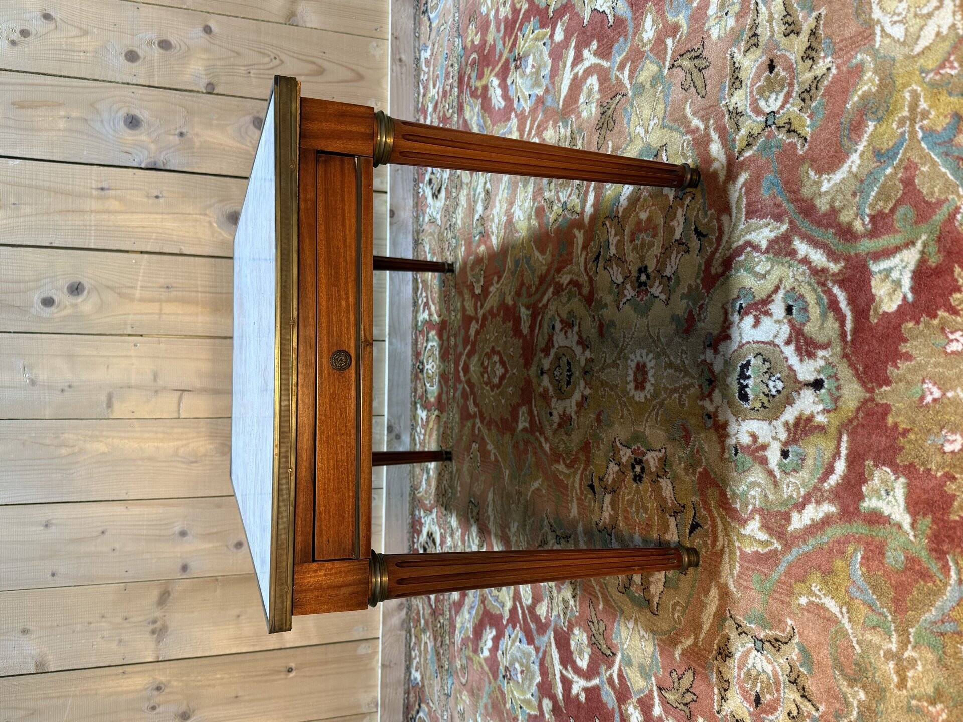 Table basse de style Louis XVI en merisier en marbre de Carrare