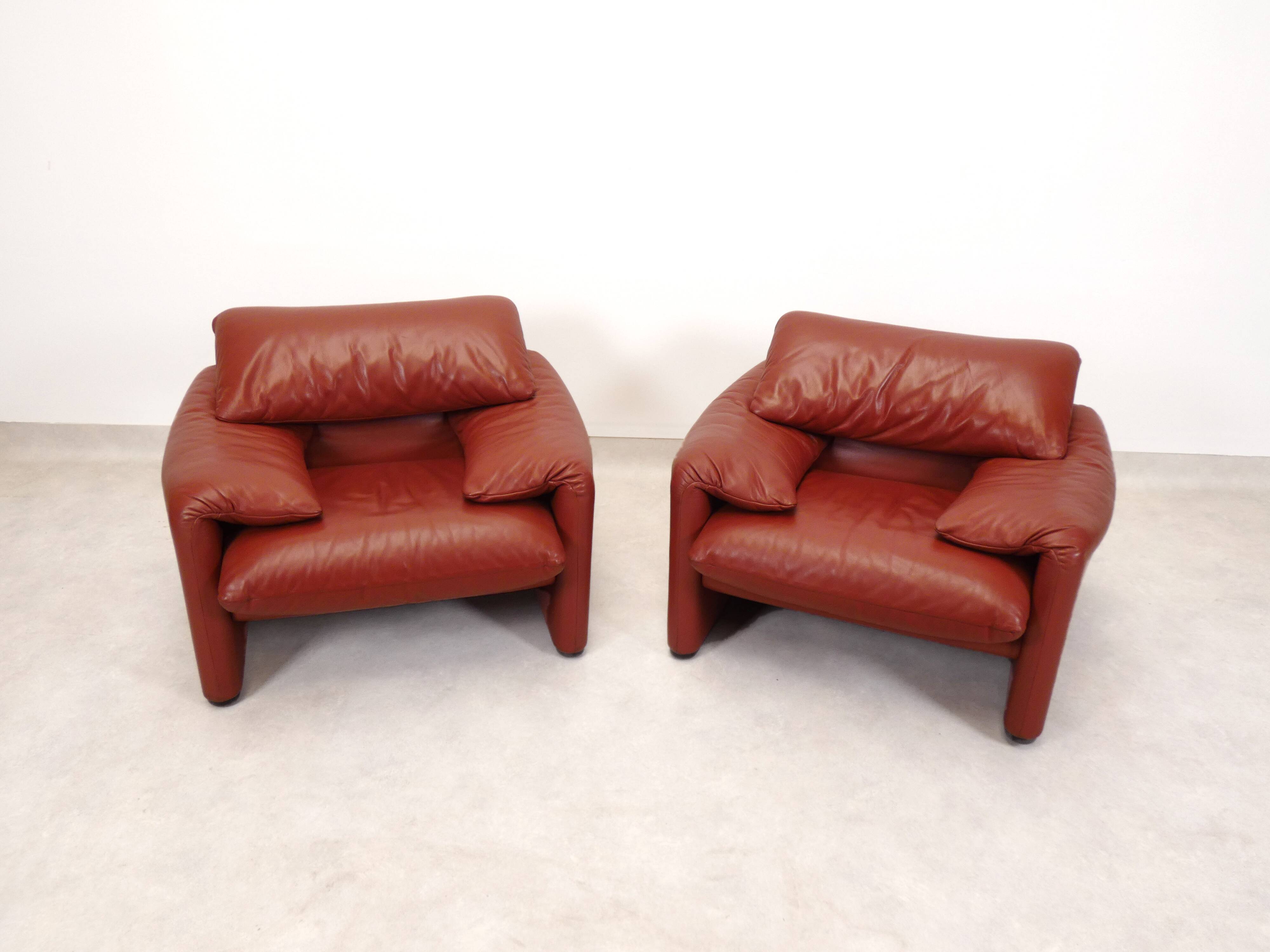2 Cassina Maralunga fauteuils with ottoman