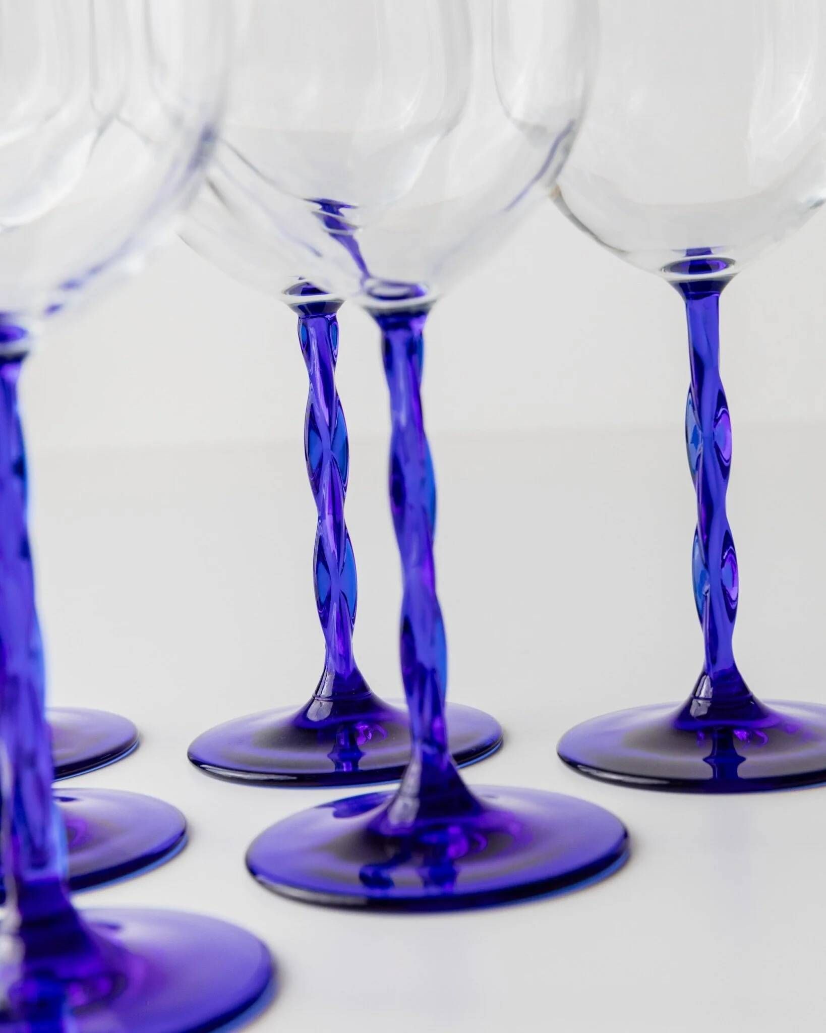 Six cobalt blue Murano glass wine glasses with twisted stems, 1970s Italy, elegant clear bowls