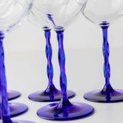 Six cobalt blue Murano glass wine glasses with twisted stems, 1970s Italy, elegant clear bowls