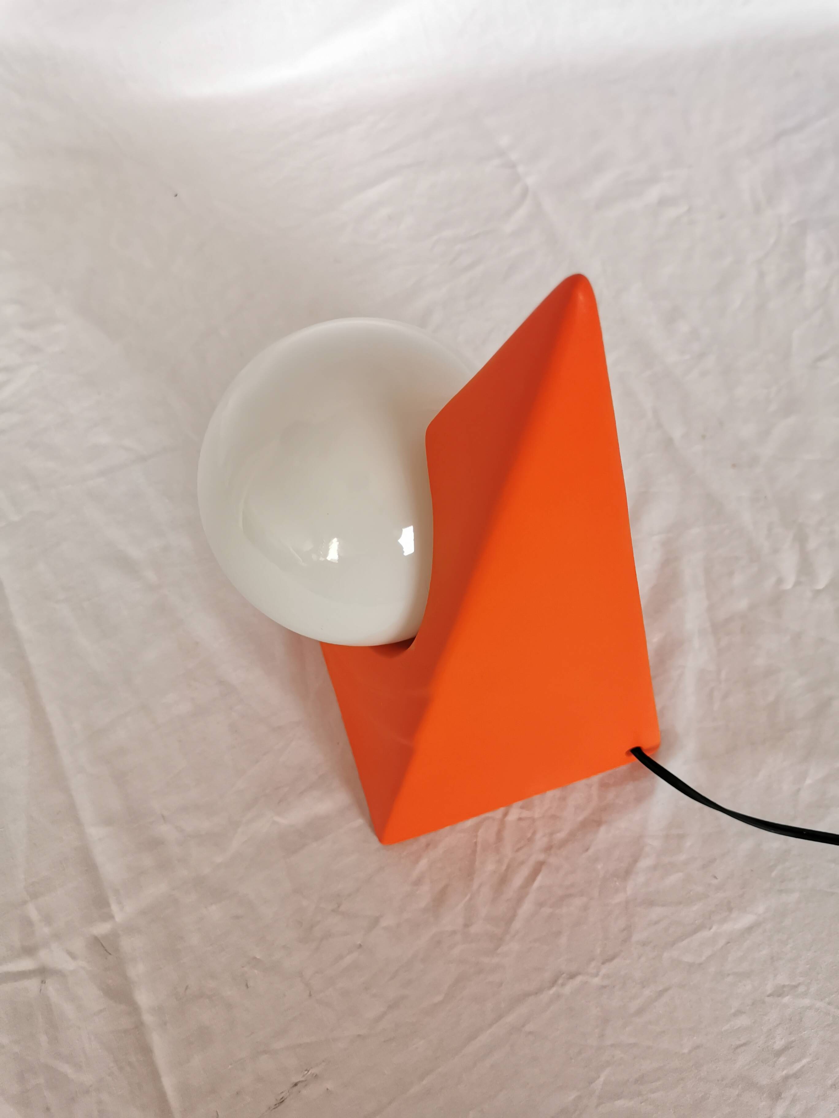 Lampe pyramide céramique, sphère en opaline, postmoderne, 1970.