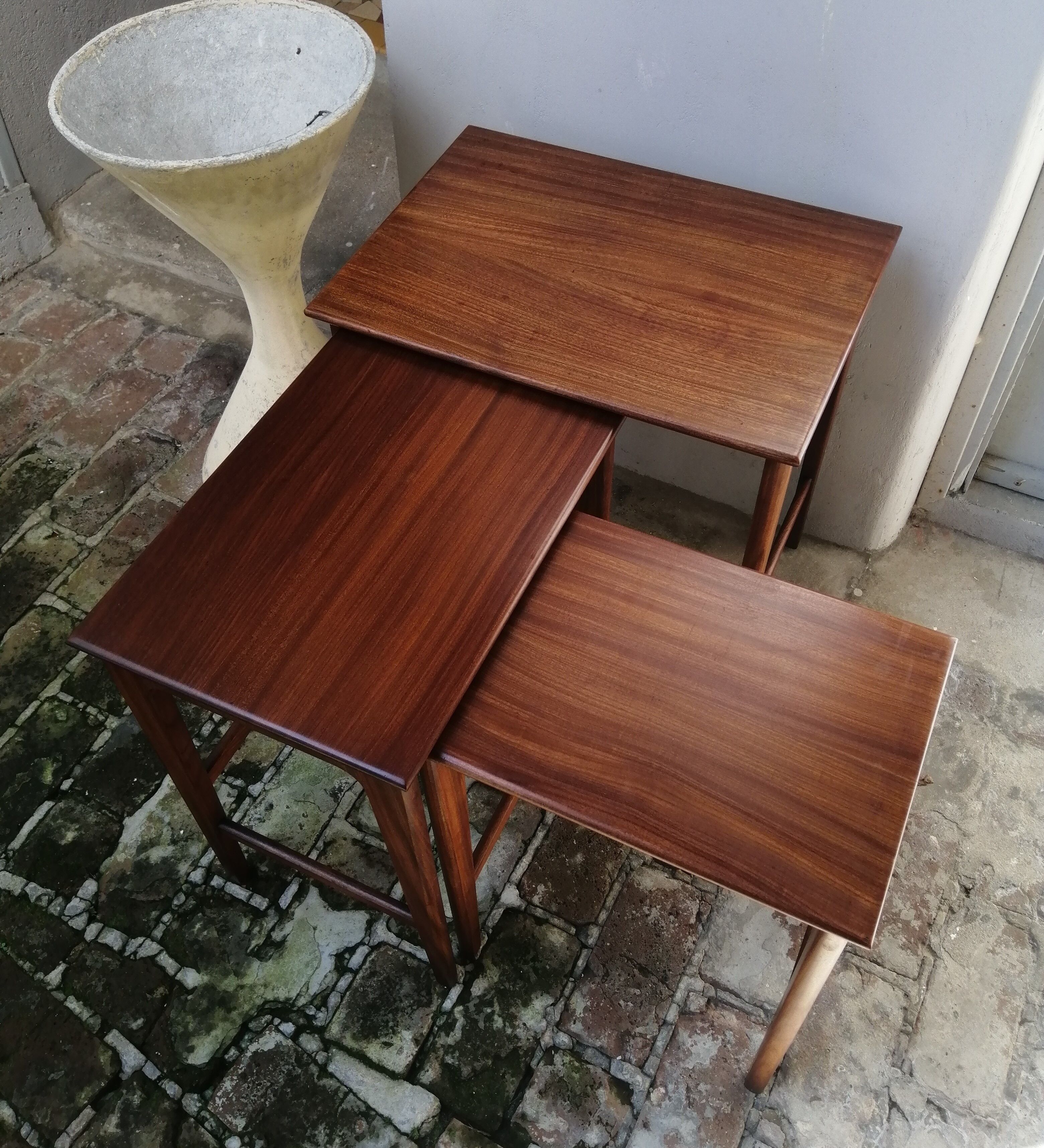 Pull-out tables from the 60s in solid exotic wood published by Younger