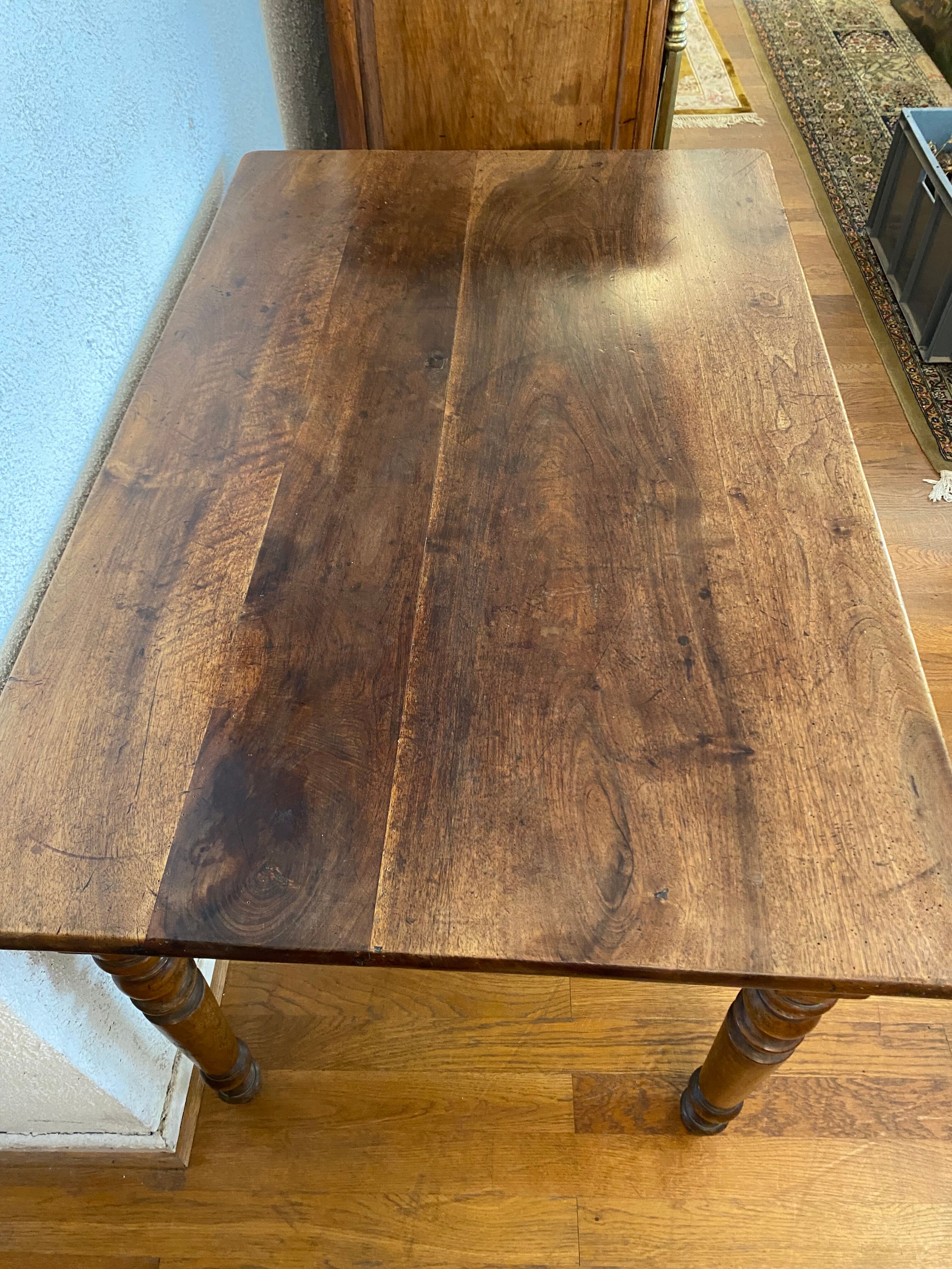 Table de bistro en noyer, pieds tournés