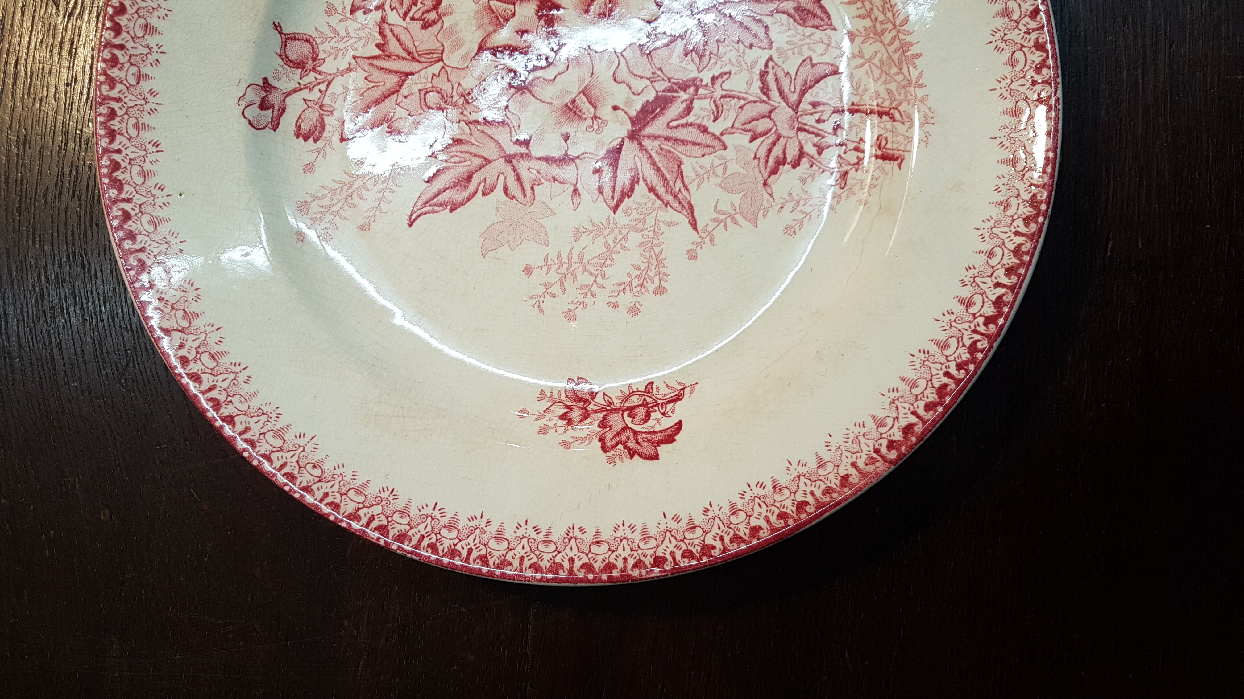 Assiette en faïence à décor de fleurs
