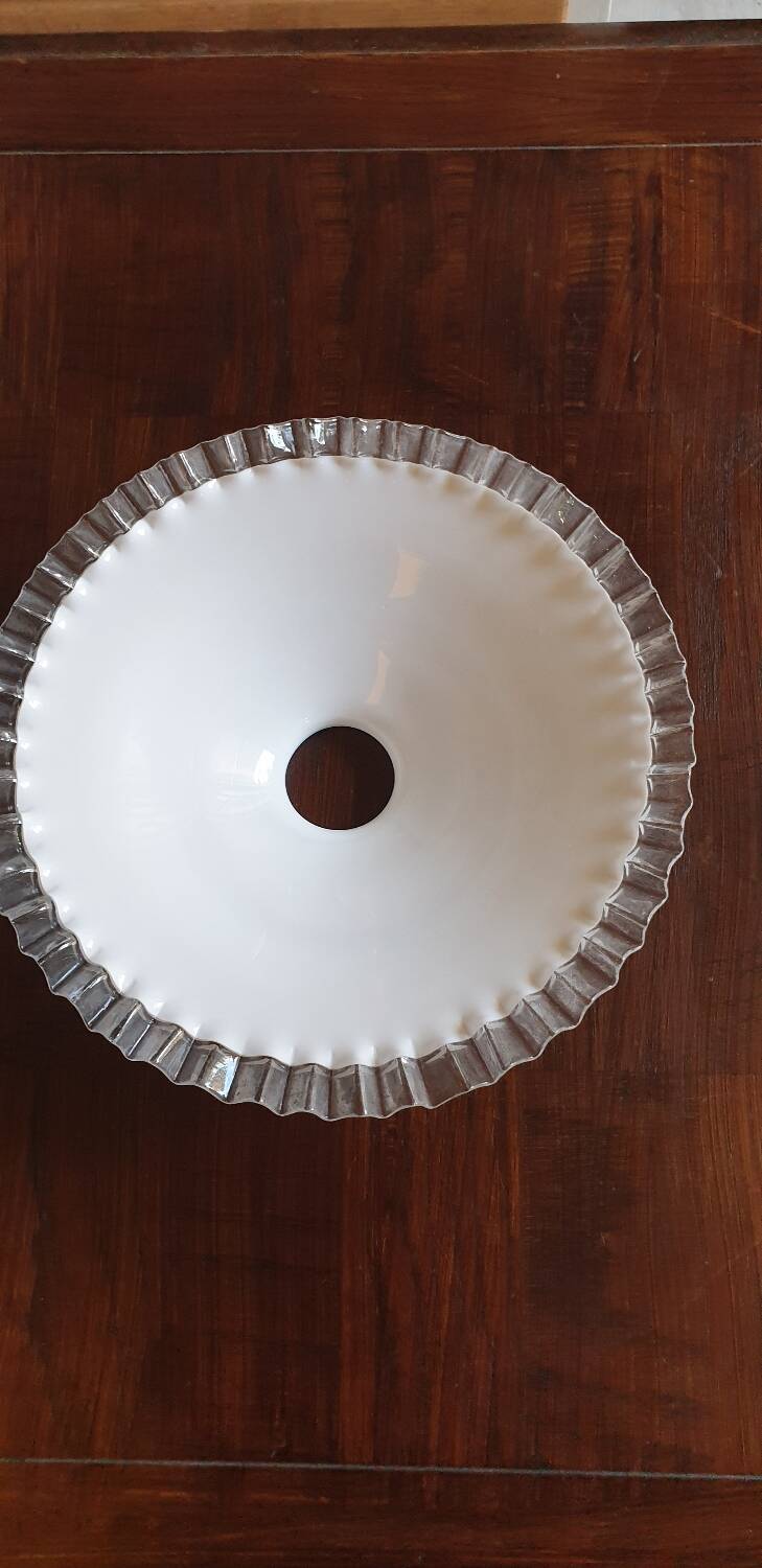 Serrated opaline lampshade
