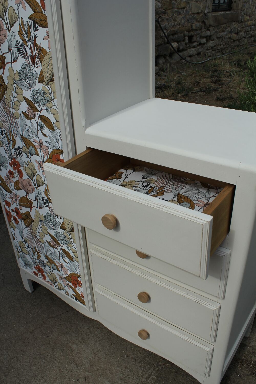 Asymmetrical cabinet