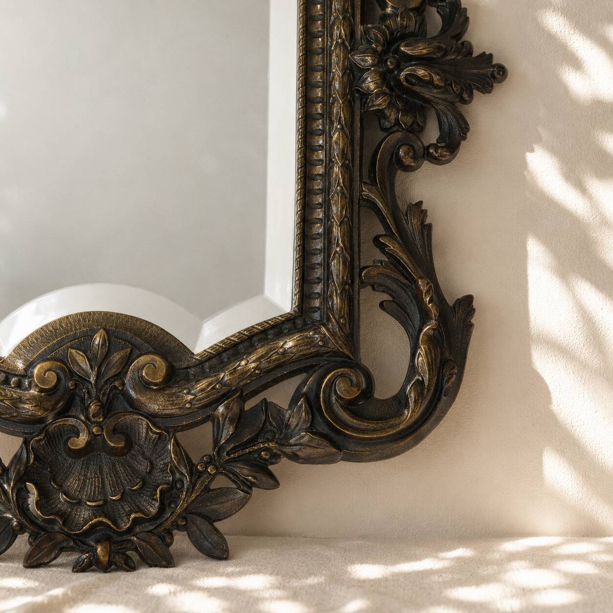 Miroir biseauté en bronze, Second Empire XIXe siècle, style Louis XV