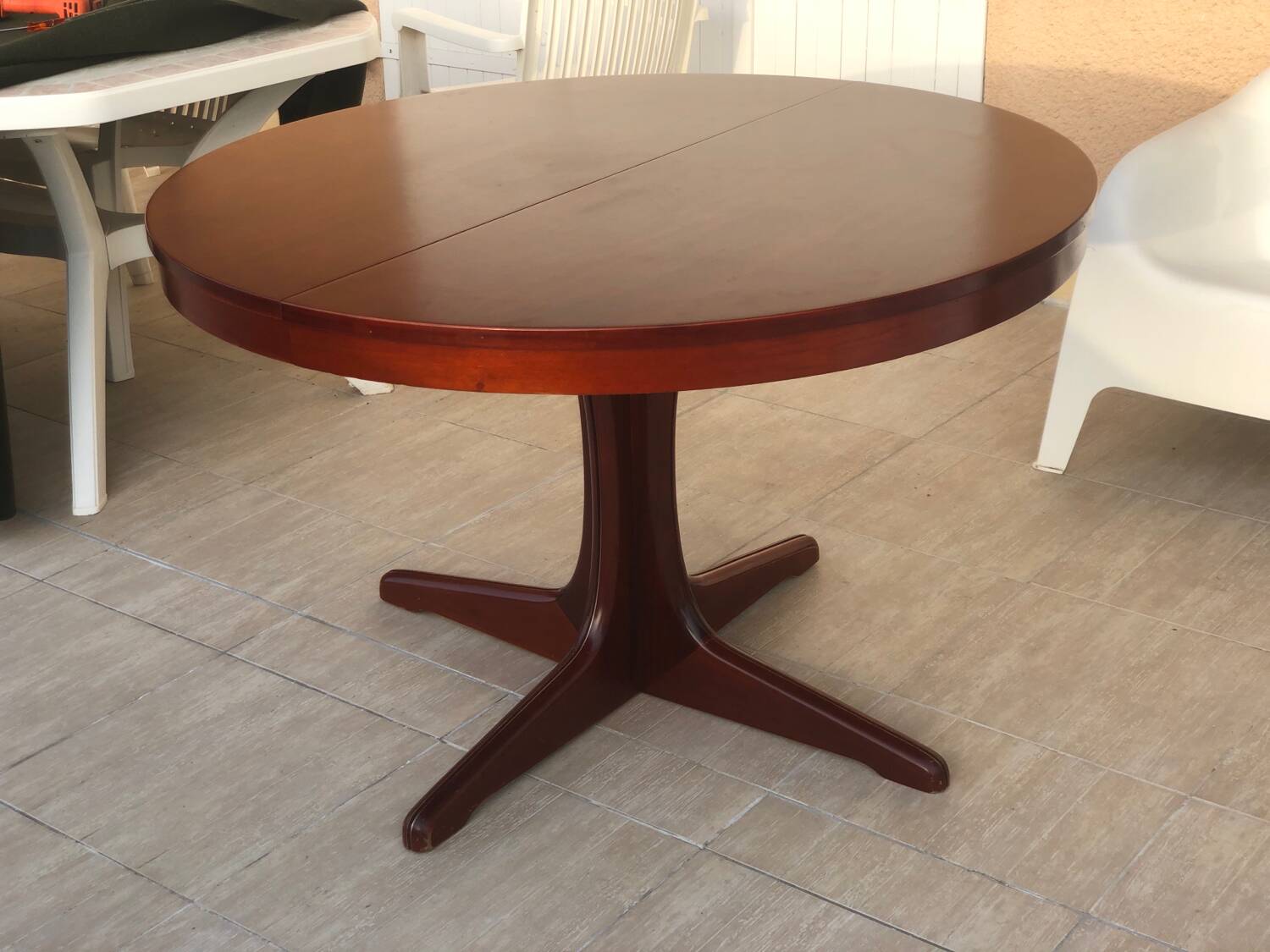Baumann extendable round table