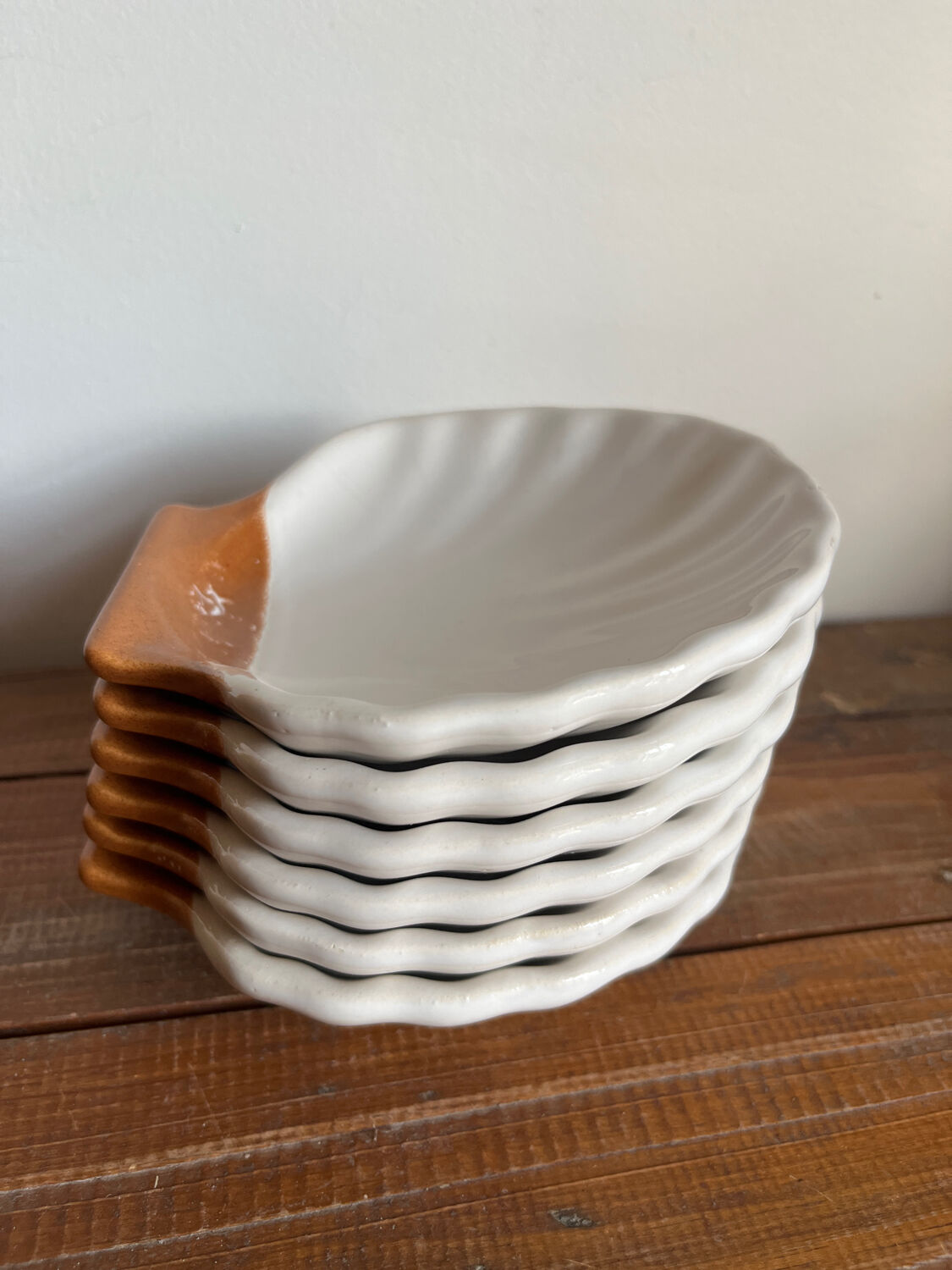 6 shell-shaped bowls