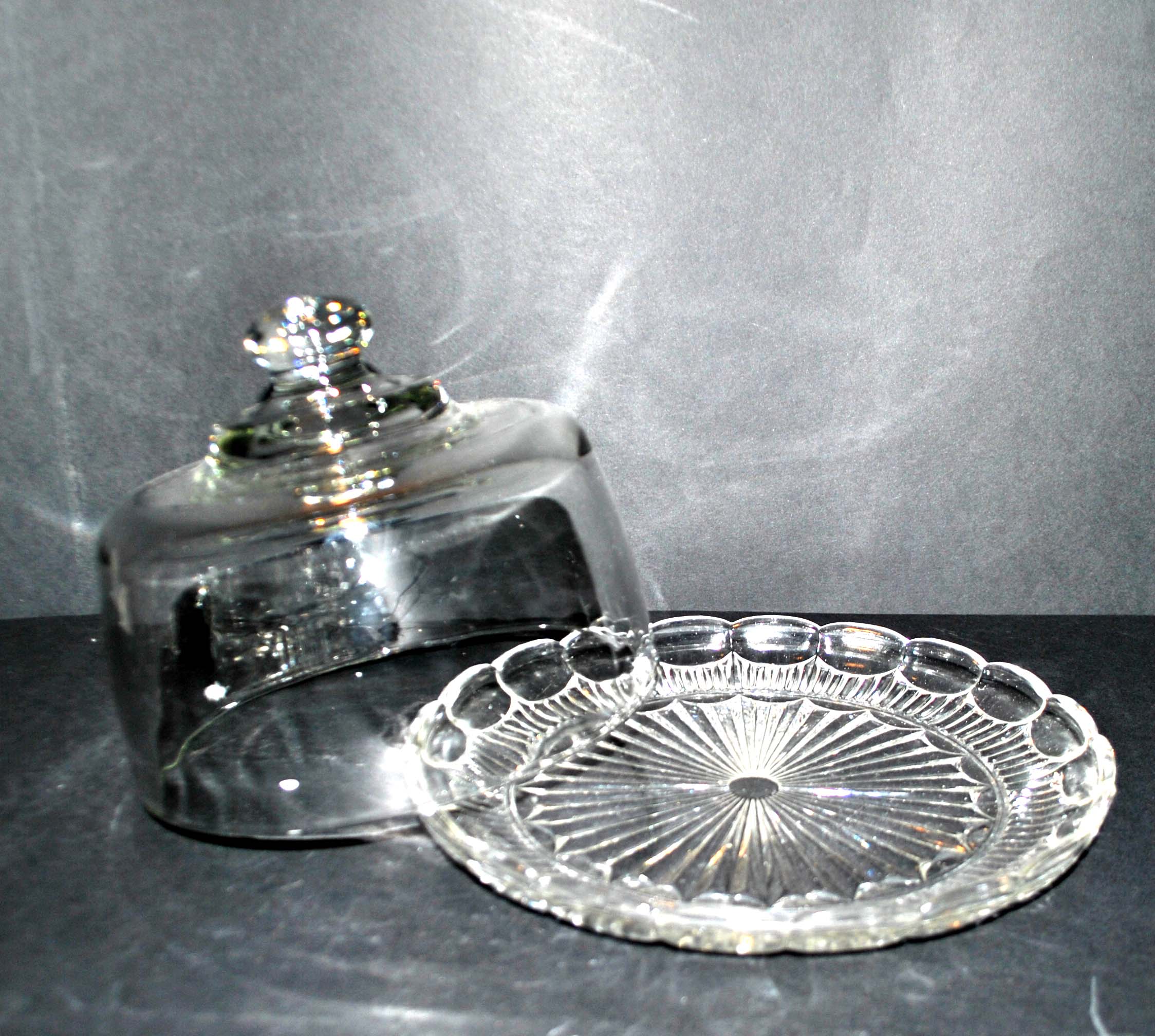 Vintage molded glass cheese bell and presentation plate 16cm