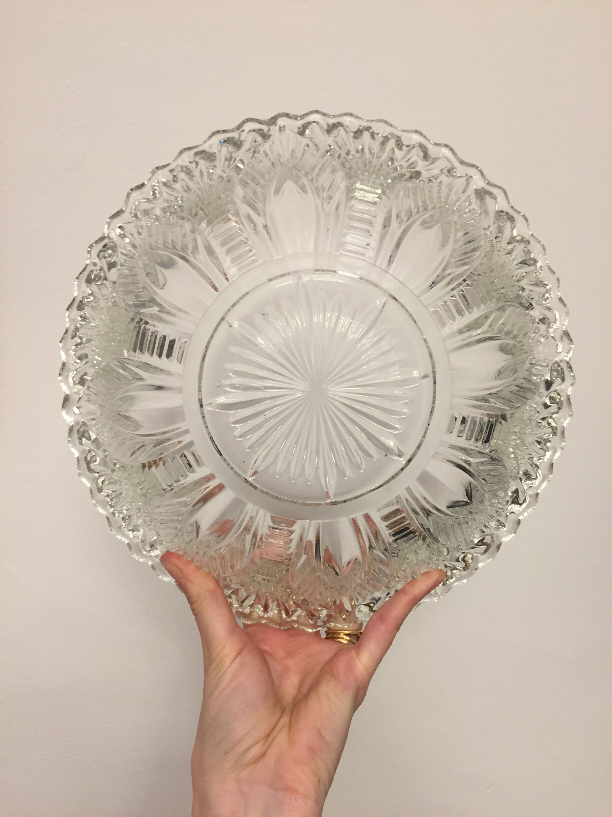 Chiseled glass bowl with palm patterns