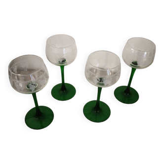 4 Stemmed glasses with "vine" motifs