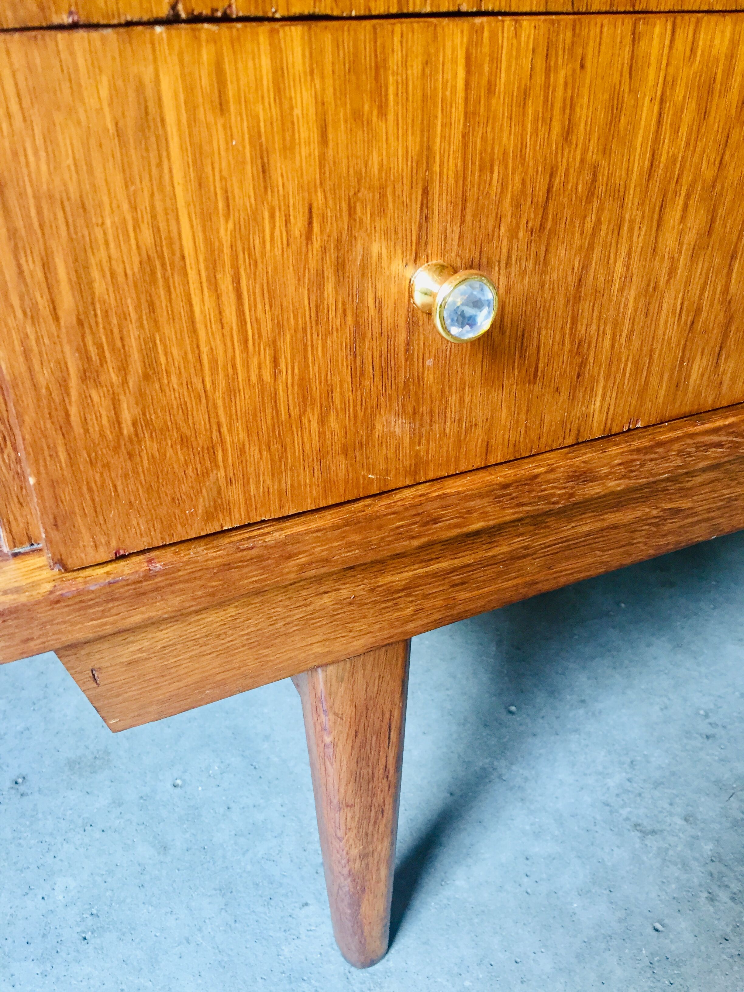 Commode pieds fuseaux