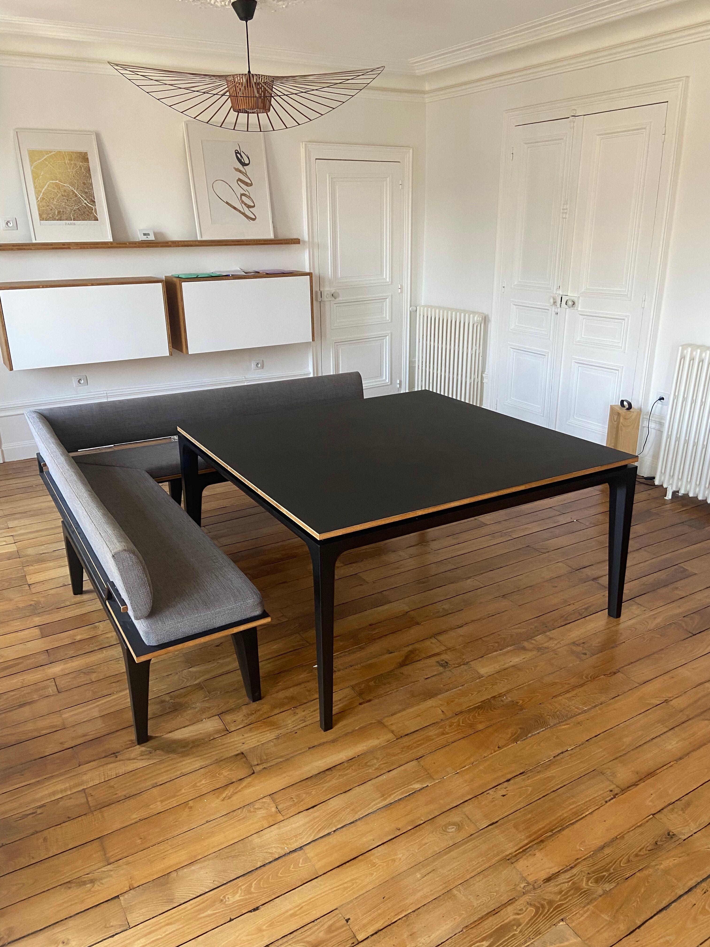 Vente : Table de salle à manger carrée sur mesure + banquette d'angle — lot