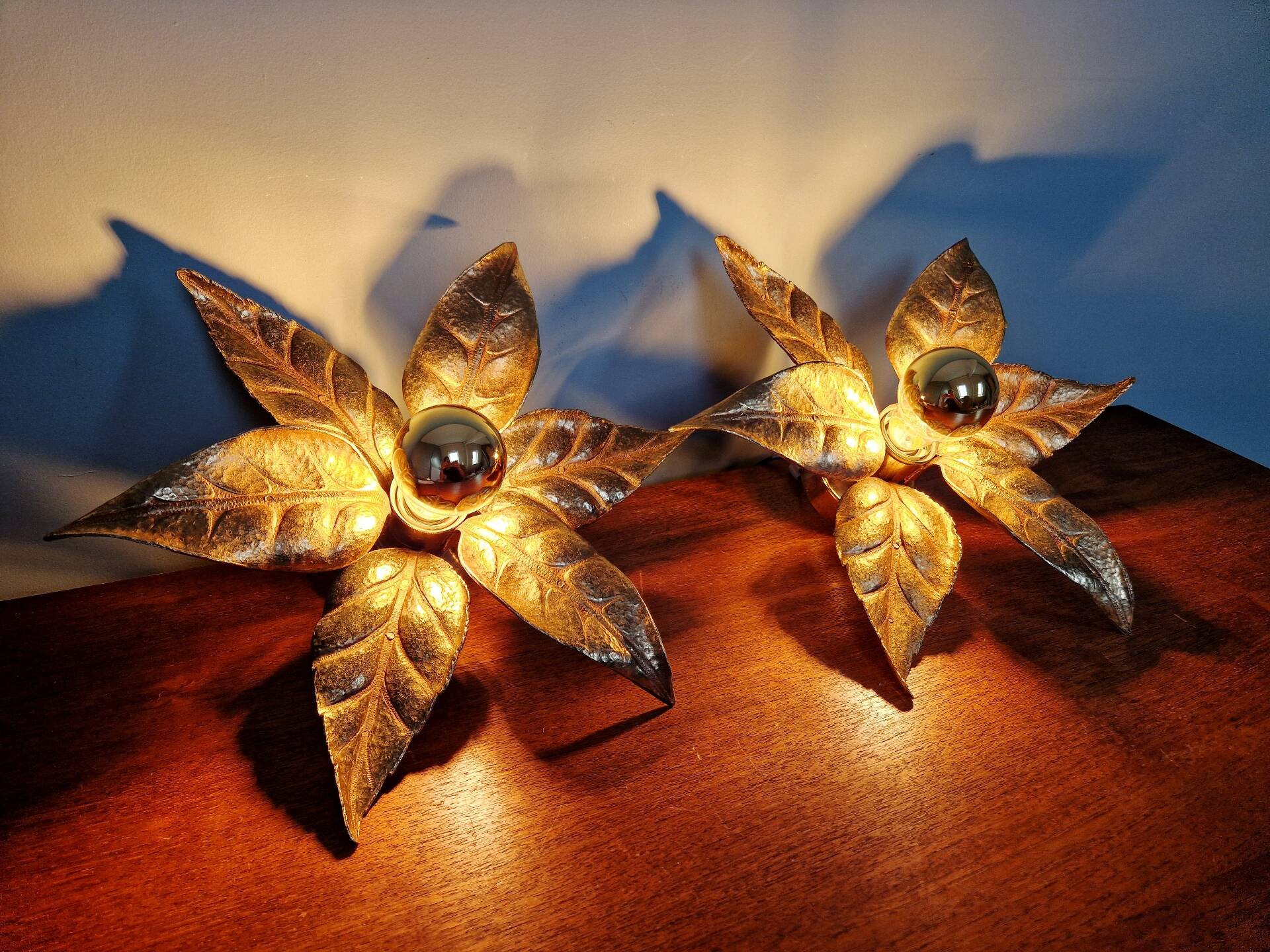 Pair of floral wall sconces in brass, design by Willy Daro, 1970.