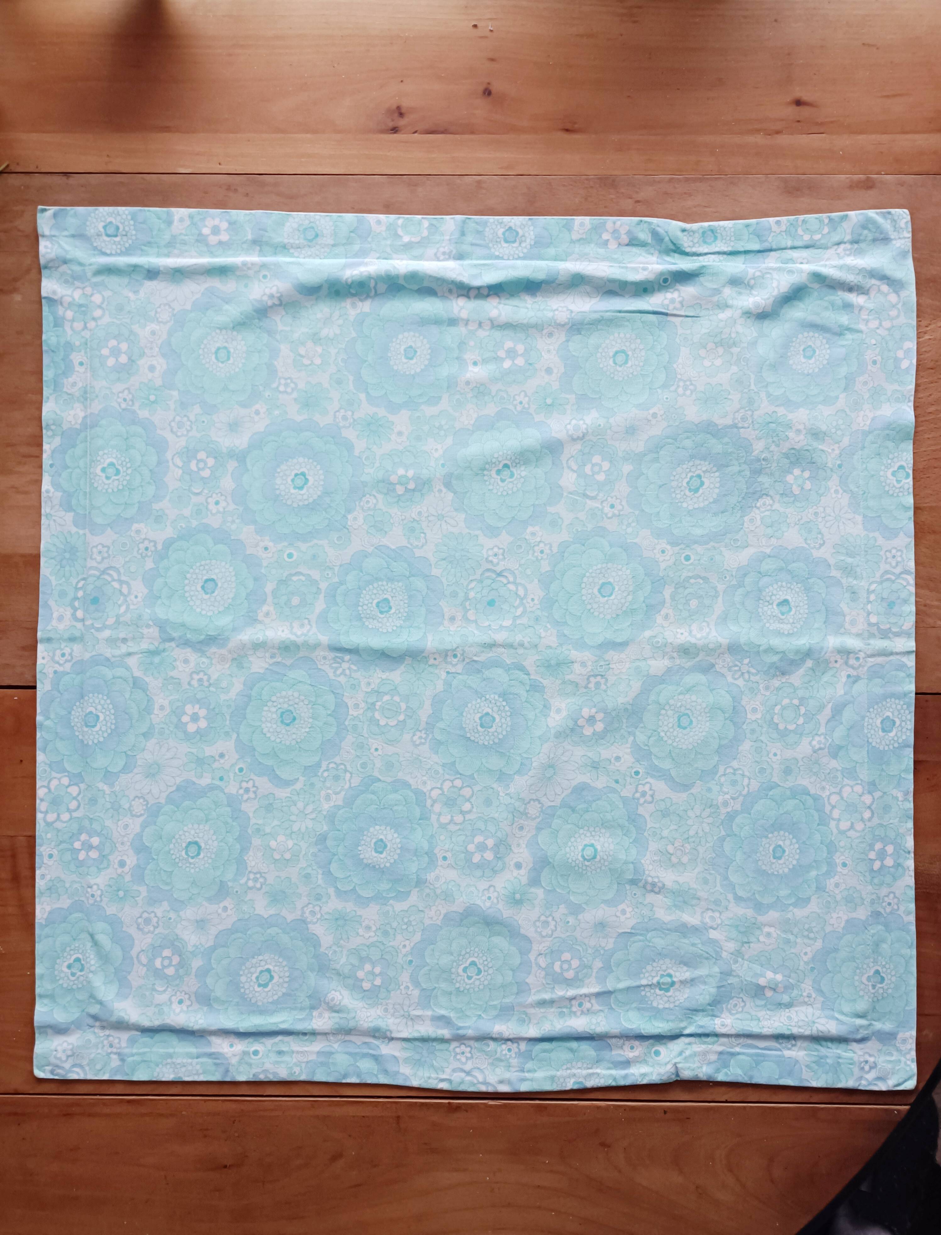 Taie d'oreiller à fleurs bleues, années 70
