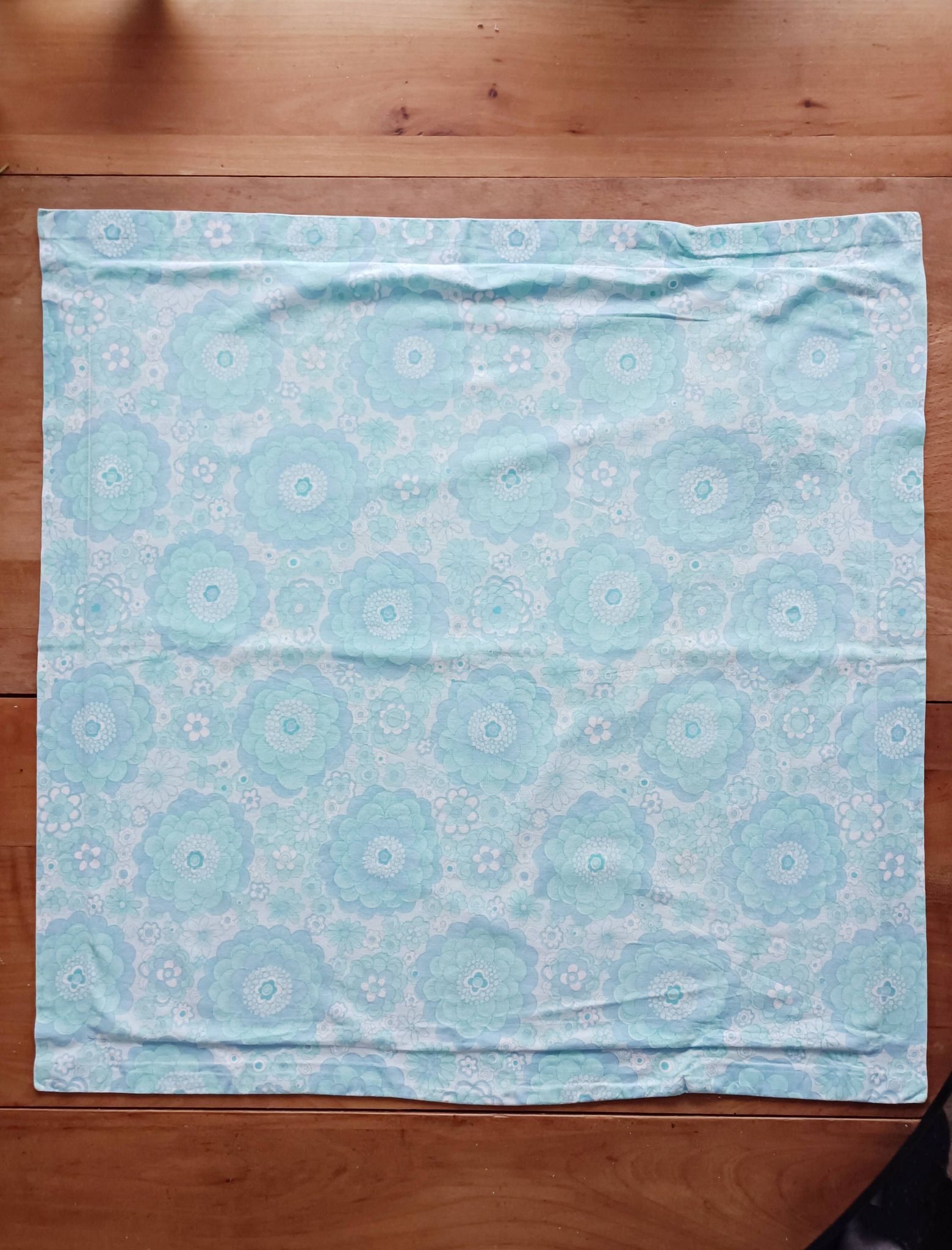 Taie d'oreiller à fleurs bleues, années 70