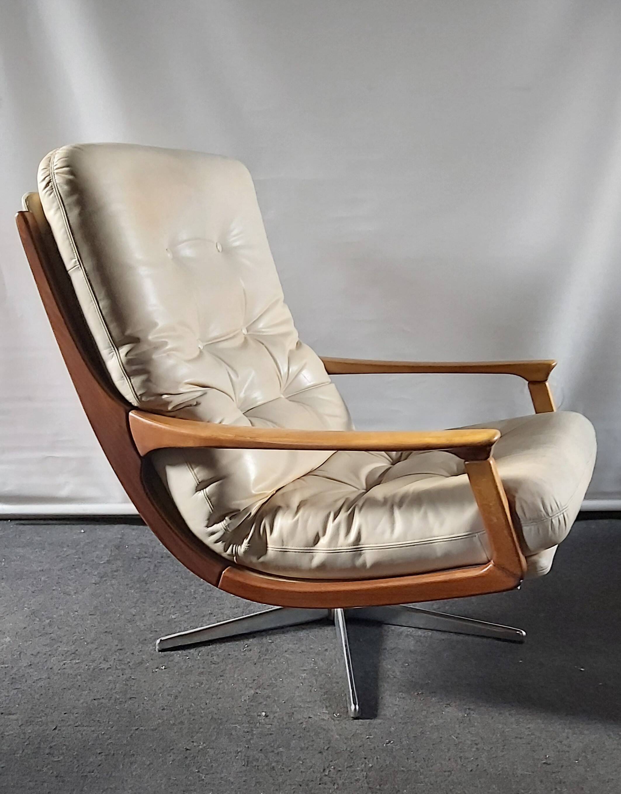 Leather armchairs designed by Eugen Schmidt for Soloform