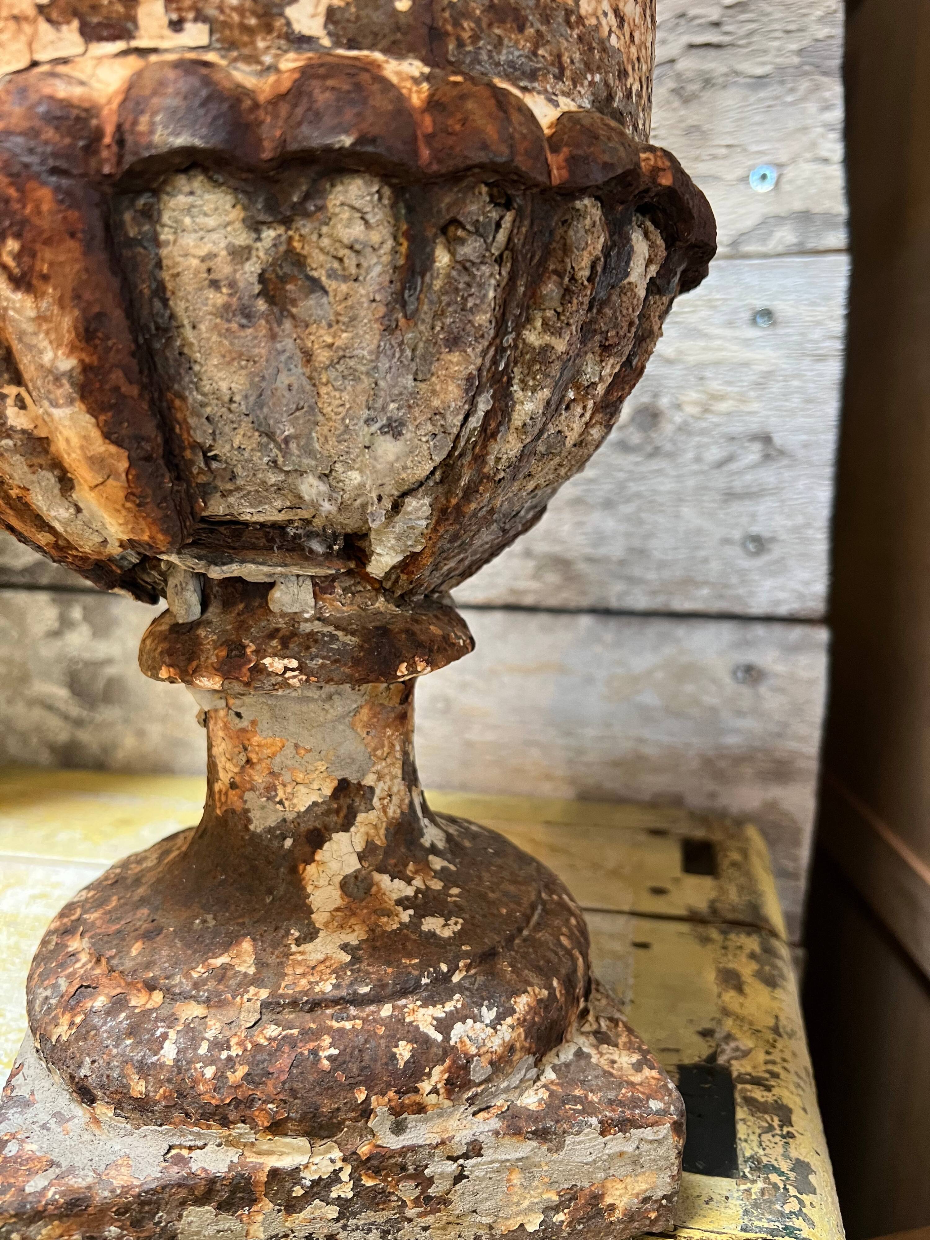 Médicis vase in cast iron with damage and missing parts.