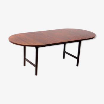 Oval vintage extendable dining table with wood grain