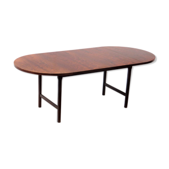 Oval vintage extendable dining table with wood grain