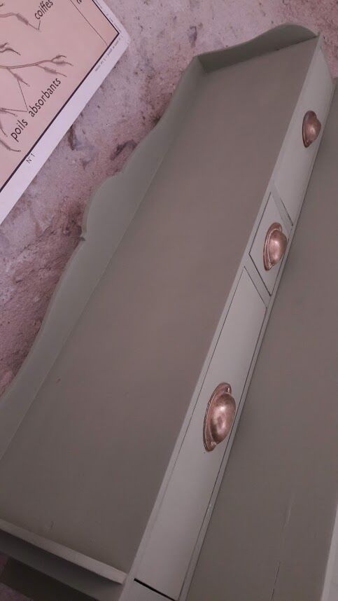 Green Parisian buffet