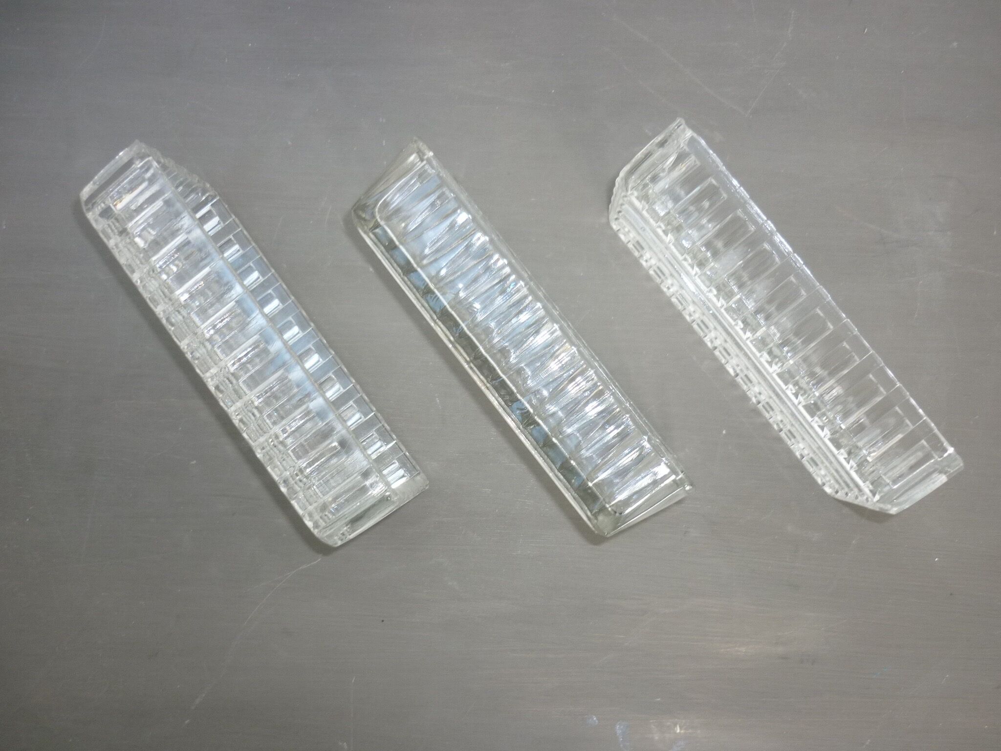 Molded glass ramekins with a toothed décor