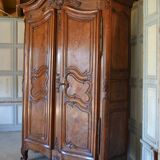 Curved cabinet