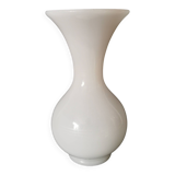 Vase en opaline blanche
