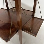 Table a desservir en acajou a décor de filet de marquèterie XX siècle