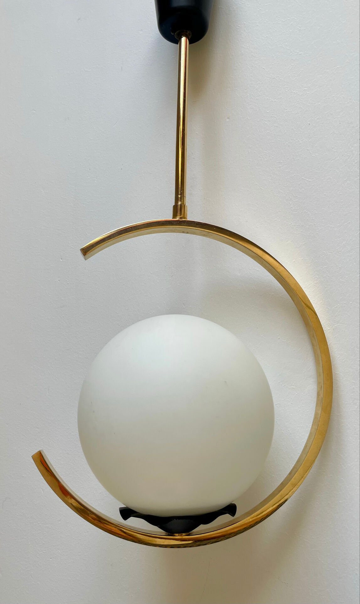 Suspension mid-century laiton et verre opalin