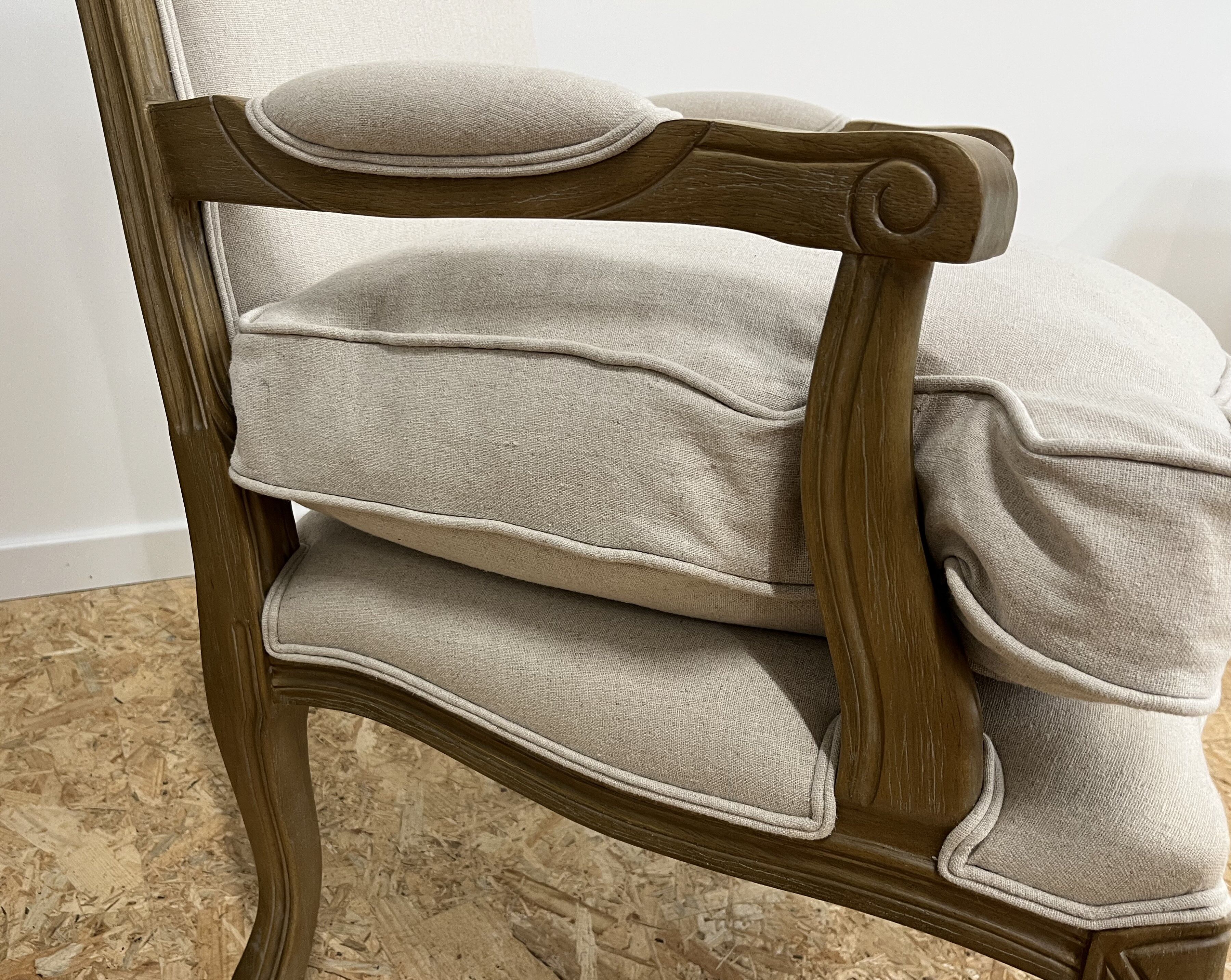 Shepherdess armchair in wood and natural linen