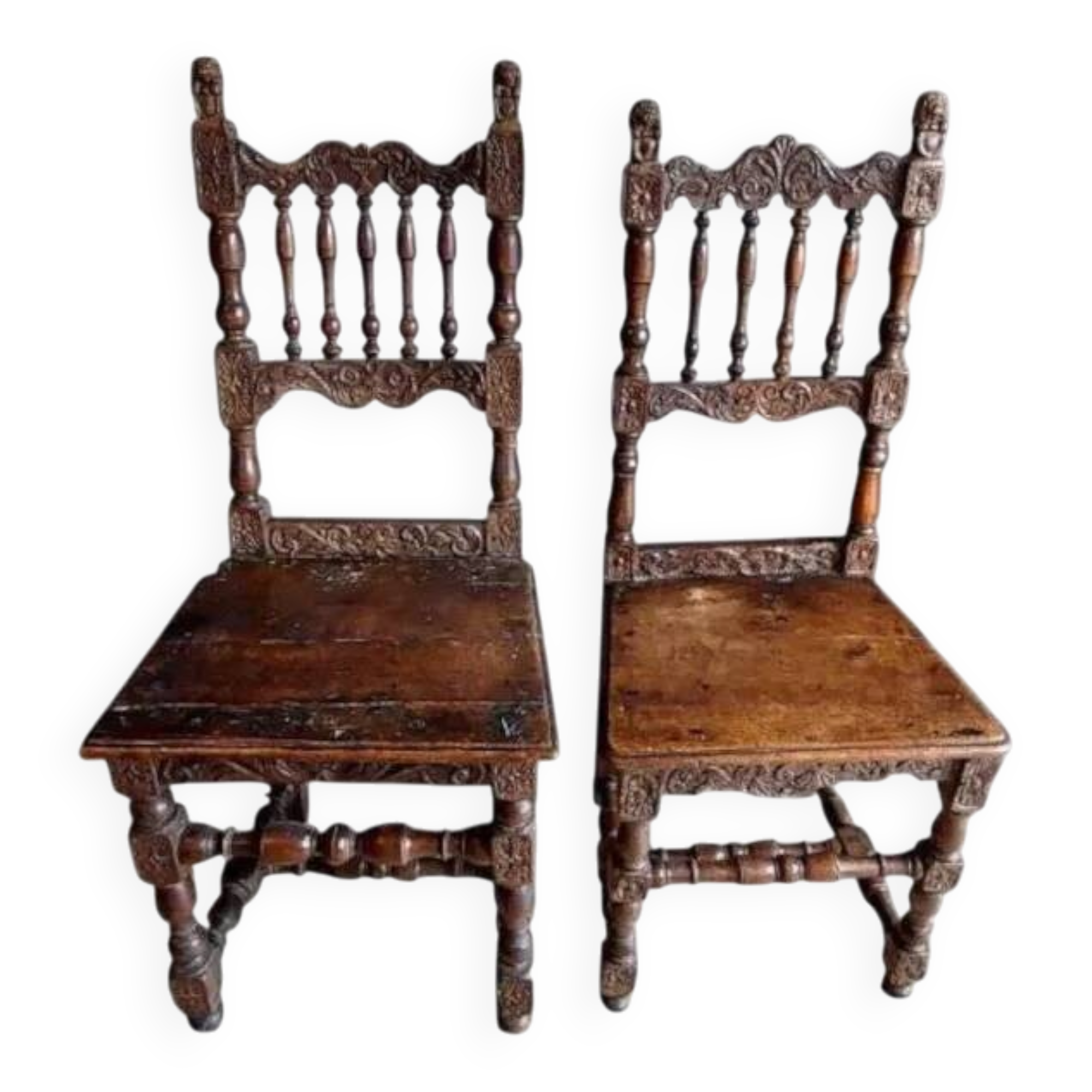 Paire rare de chaises sculptées, fabrication italienne du XVIIe siècle.