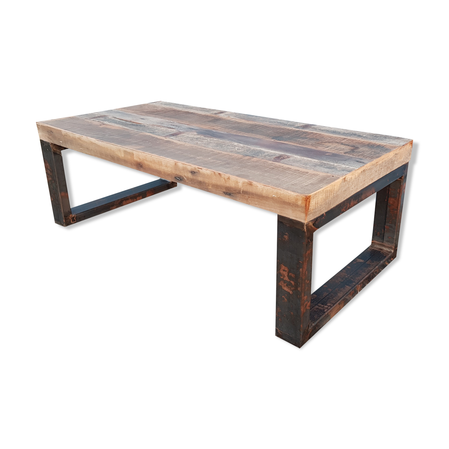 Table basse industrielle avec plateau bois et piètements métal
